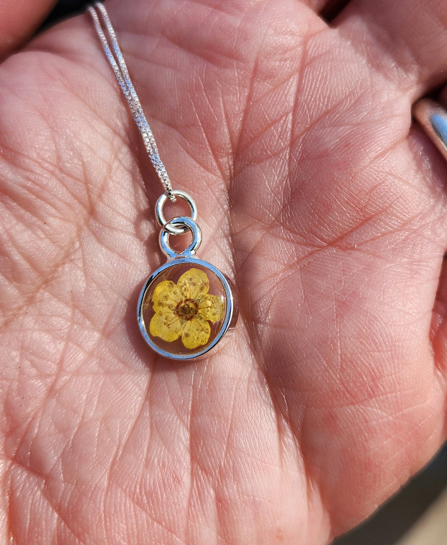 Necklace - Mini Yellow Flower Silver Round Bezel