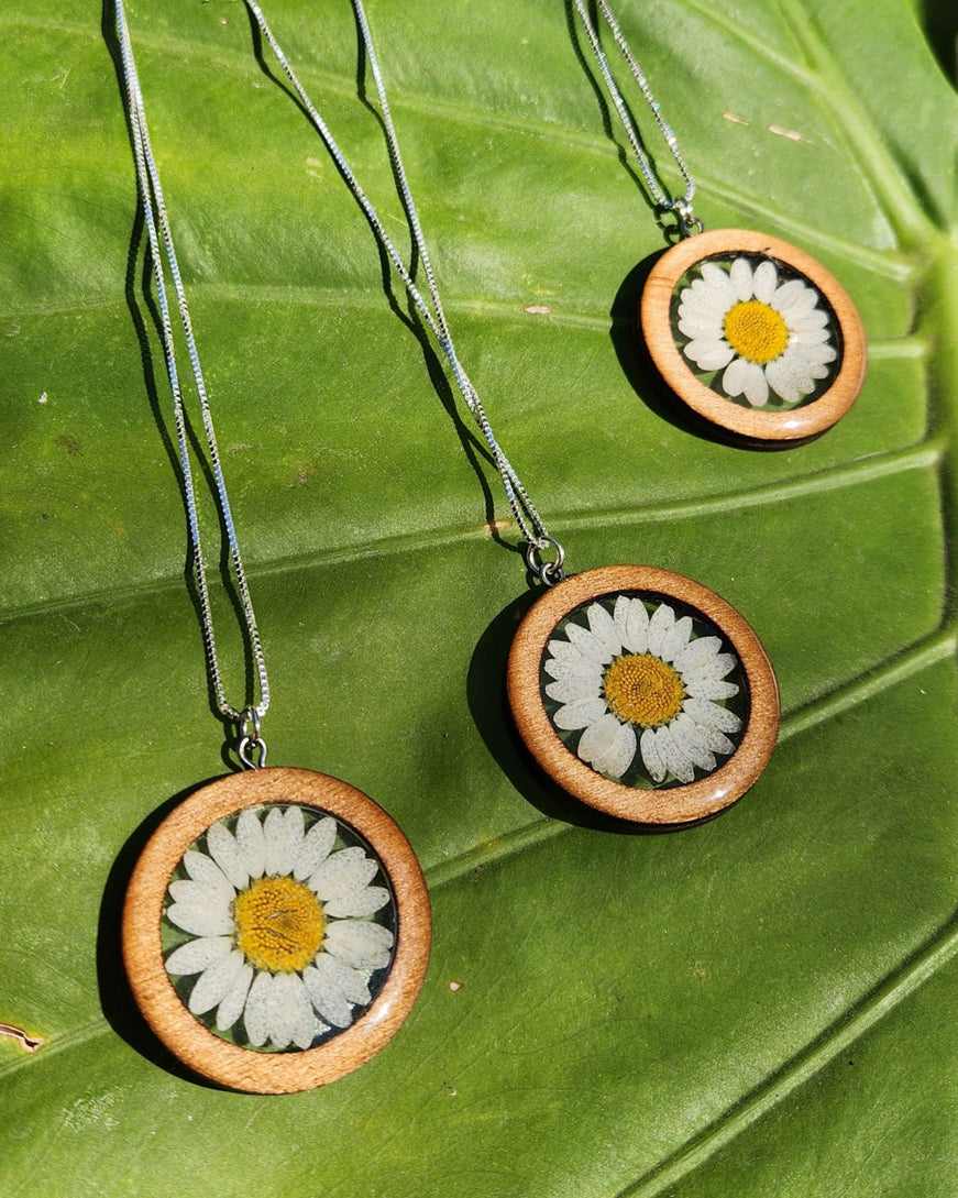 Daisy flower Necklace In Wood Bezel